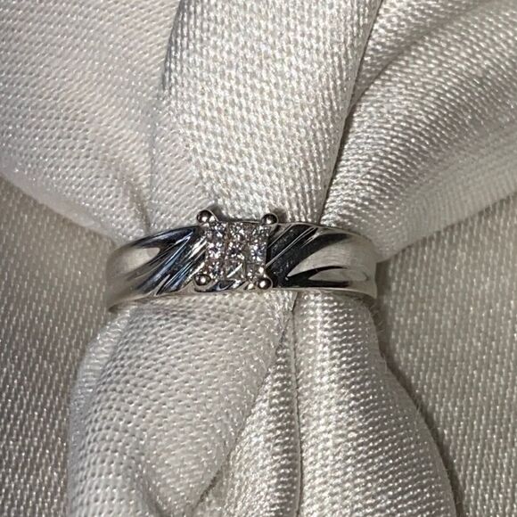 10 k white gold & diamond ring - Picture 1 of 7